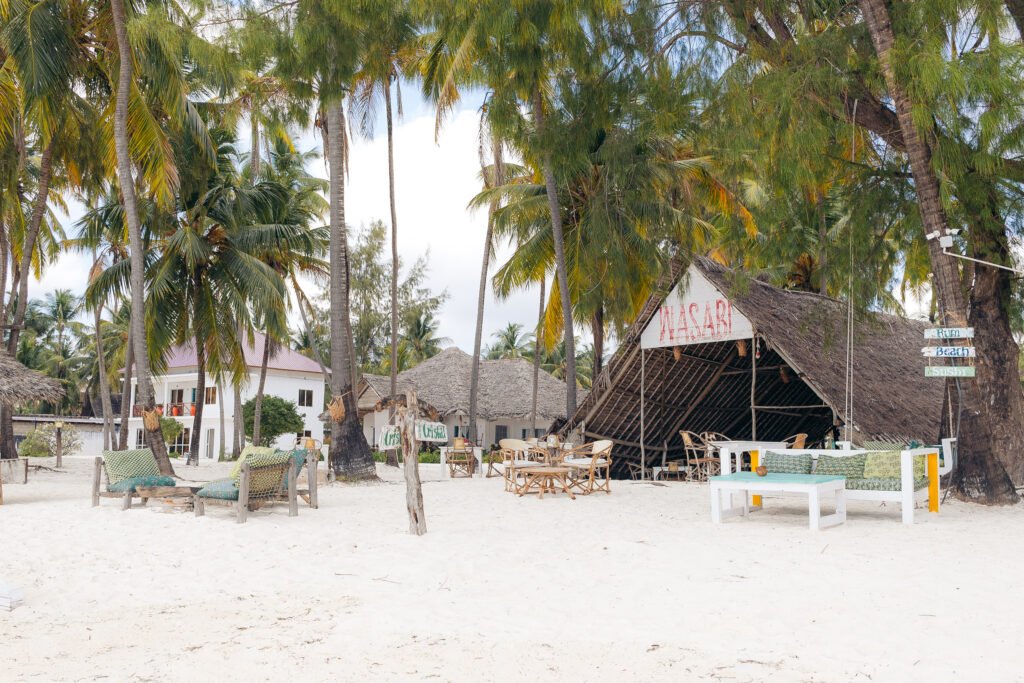 Beachfront dining at Cristal Resort, Paje Beach, Zanzibar with stunning ocean views. Este texto está optimizado para captar búsquedas relacionadas con experiencias gastronómicas frente al mar en Paje, Zanzibar, destacando la frescura de los ingredientes y el ambiente eco-lujo del resort.